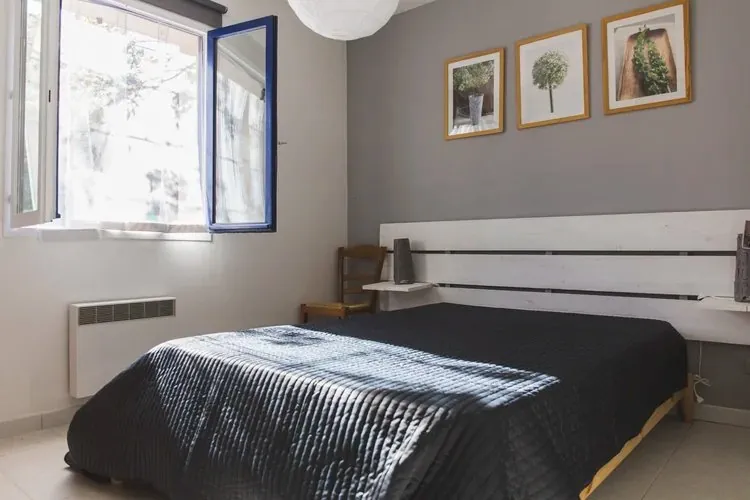 La chambre principale avec son lit double de 140 cm