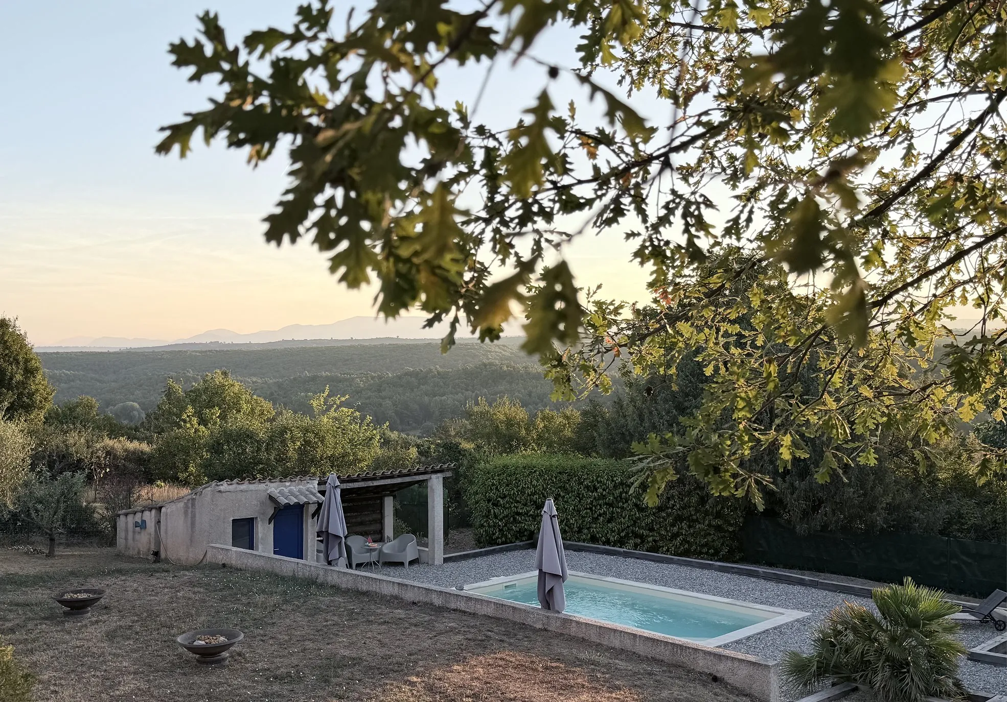 Vue d'ensemble du jardin et de la piscine au crépuscule