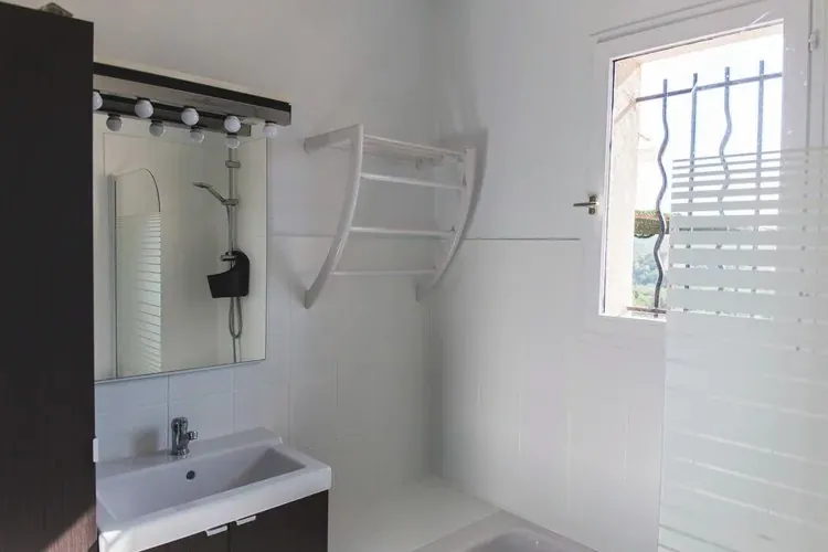 La salle de bain avec douche